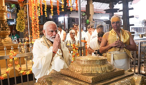 கேரளா | குருவாயூர் கோயிலில் பிரதமர் மோடி வழிபாடு: நடிகர் சுரேஷ் கோபி மகள் திருமண விழாவிலும் பங்கேற்பு
