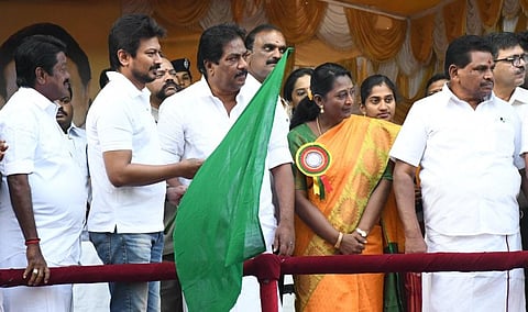 மதுரை அலங்காநல்லூர் ஜல்லிக்கட்டுப் போட்டியை அமைச்சர் உதயநிதி ஸ்டாலின் கொடியசைத்து தொடங்கி வைத்தார் | படம்: எஸ்.கிருஷ்ணமூர்த்தி