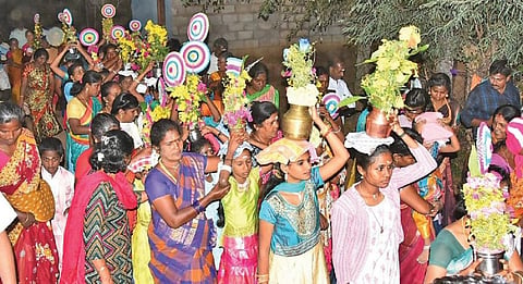 விவசாயம் செழிக்க வேண்டி சிறுமிகள் கொண்டாடிய பாரம்பரிய குப்பி பொங்கல்