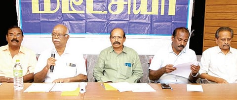 மதுரையில் செய்தியாளர்களிடம் பேசிய கண்காட்சித் தலைவர் ஆர்.எஸ்.குணமாலை, மடீட்சியா தலைவர் ஆர்.எம்.லெட்சுமி நாராயணன் உள்ளிட்டோர்.