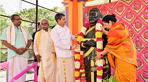 தேரழுந்தூர் கம்பர் மணிமண்டபத்தில் உள்ள கம்பர் சிலைக்கு மாலை அணிவித்து மரியாதை செலுத்திய ஆளுநர் ஆர்.என்.ரவி. (அடுத்த படம்) தேரழுந்தூர் கம்பர் மேடு பகுதியை தனது மனைவியுடன் பார்வையிட்ட ஆளுநர் ஆர்.என்.ரவி. படம்: வீ.தமிழன்பன்