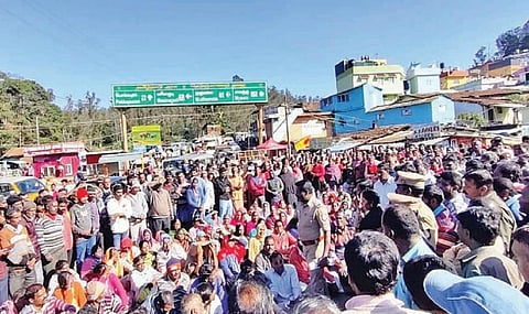 உதகை - கூடலூர் சாலை தலைகுந்தா பகுதியில் மறியலில் ஈடுபட்ட கிராம மக்கள். படம்: ஆர்.டி.சிவசங்கர்.