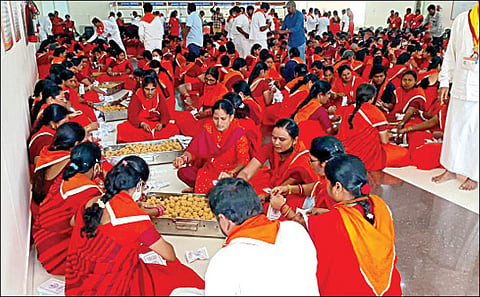 அயோத்திக்கு அனுப்ப ஒரு லட்சம் லட்டு பேக்கிங் பணியில் திருப்பதி தேவஸ்தானம் மும்முரம்