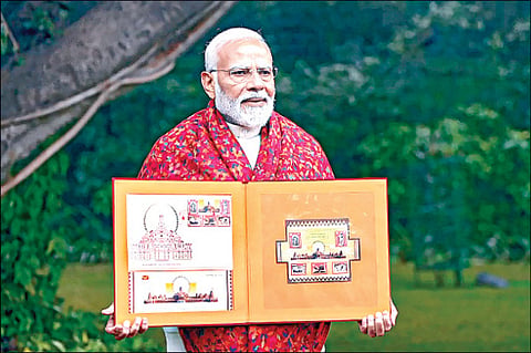 ராமர் கோயில் நினைவு அஞ்சல் தலை - பிரதமர் நரேந்திர மோடி வெளியிட்டார்