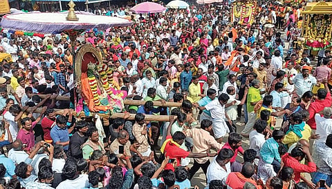 திருக்கோவிலூர் தென்பெண்ணை ஆற்றுத் திருவிழாவுக்காக ஊர்வலமாக கொண்டு செல்லப்படும் உற்சவ மூர்த்திகளை தரிசனம் செய்ய திரண்டிருந்த மக்கள் கூட்டம்.