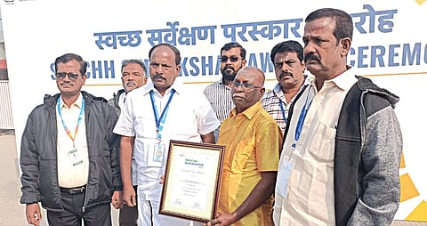 எல்லா நகரமும் நகரமல்ல... மாசற்ற நகர் மறைமலை நகரே..! - தமிழகத்திலேயே சிறந்த தூய்மை நகர விருது