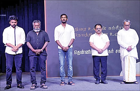 சென்னையில் நேற்று நடைபெற்ற விஜயகாந்த் நினைவேந்தல் நிகழ்ச்சியில் கலந்துகொண்டு அஞ்சலி செலுத்திய நடிகர் சங்கத் தலைவர் நாசர், செயலாளர் விஷால், பொருளாளர் கார்த்தி, துணைத் தலைவர்கள் பூச்சி முருகன், கருணாஸ்.