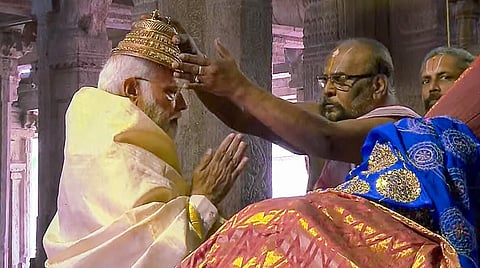 ஸ்ரீரங்கம் ரங்கநாதர் கோயிலில் பிரதமர் மோடி சாமி தரிசனம்: ஆண்டாள் யானையிடம் ஆசி பெற்றார்