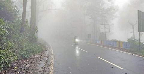 ஏற்காட்டில் நேற்று கடும் பனிமூட்டம் நிலவியது. மலைப்பாதையில் இருசக்கர வாகனத்தின் முகப்பு விளக்கை ஒளிரவிட்டபடி சென்ற வாகன ஓட்டி.