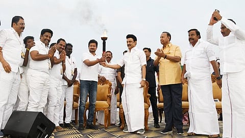 சேலம் மாவட்டம் பெத்தநாயக்கன்பாளையத்தில் இன்று நடைபெறும் திமுக இளைஞரணி மாநில மாநாட்டையொட்டி சென்னையில் இருந்து கொண்டுவரப்பட்ட சுடரை கட்சித் தலைவரும், முதல்வருமான மு.க.ஸ்டாலினிடம் நேற்று மாலை வழங்கினார் இளைஞரணிச் செயலாளரும், அமைச்சருமான உதயநிதி. உடன், அமைச்சர் கே.என்.நேரு, டி.ஆர்.பாலு எம்.பி. உள்ளிட்டோர். படம்: எஸ். குரு பிரசாத்