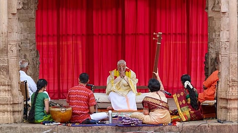  ரங்கம் ரங்கநாதர் கோயிலில் தாயார் சந்நிதிக்கு எதிரே கம்பர் ராமாயணம் இயற்றிய மண்டபத்தில் அமர்ந்து, தமிழில் கம்ப ராமாயண சொற்பொழிவு மற்றும் பாராயணத்தை கேட்டு மகிழ்ந்த பிரதமர் நரேந்திர மோடி.