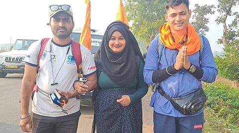 அயோத்தி நோக்கி நண்பர்களுடன் நடைபயணம் செல்லும் முஸ்லிம் பெண் ஷப்னம் (நடுவில்).