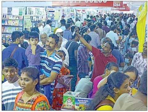 கடைசி நாளான நேற்று புத்தகம் வாங்க குவிந்த மக்கள் கூட்டம். படங்கள்: எஸ்.சத்தியசீலன்