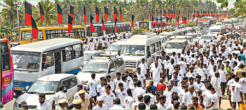 பெத்தநாயக்கன் பாளையத்தில் நேற்று நடந்த திமுக இளைஞரணி மாநில மாநாட்டின் போது பல்வேறு வாகனங்களில் வந்த தொண்டர்கள். படம்: எஸ். குரு பிரசாத்