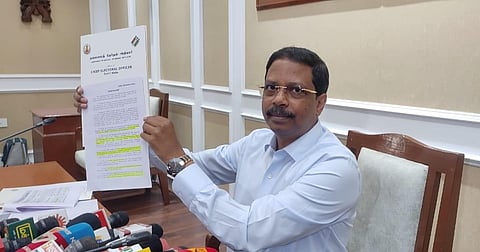 தமிழக தலைமை தேர்தல் அதிகாரி சத்யபிரத சாஹு இறுதி வாக்காளர் பட்டியலை வெளியிட்டார்