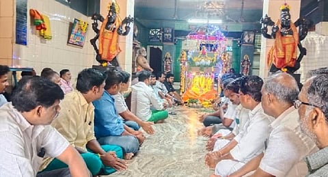 தேனி அல்லிநகரம் ஆஞ்சநேயர் கோயிலில் நடைபெற்ற கூட்டுப் பிரார்த்தனை.