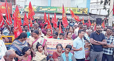 நாகர்கோவிலில் ஆட்சியர் அலுவலக வாயிலில் நாம் தமிழர் கட்சியினர் போராட்டத்தில் ஈடுபட்டனர்.
