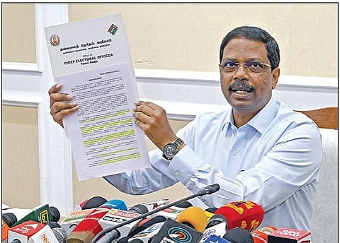 சென்னையில் இறுதி வாக்காளர் பட்டியலை நேற்று வெளியிட்ட தலைமை தேர்தல் அதிகாரி சத்யபிரத சாஹு. படம்: ம.பிரபு