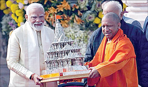அயோத்தியில் நேற்று நடைபெற்ற விழாவில் ராமர் கோயில் மாதிரியை பிரதமர் நரேந்திர மோடிக்கு பரிசாக வழங்கினார் உ.பி. முதல்வர் யோகி ஆதித்யநாத். படம்: பிடிஐ