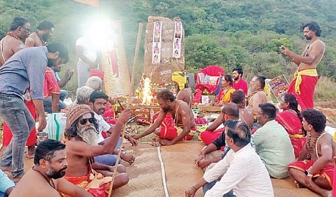 கொடைரோடு அருகே குன்றின் மேல் ராவணனுக்கு சிறப்பு வேள்வி பூஜை - சிவனடியார்கள் பங்கேற்பு