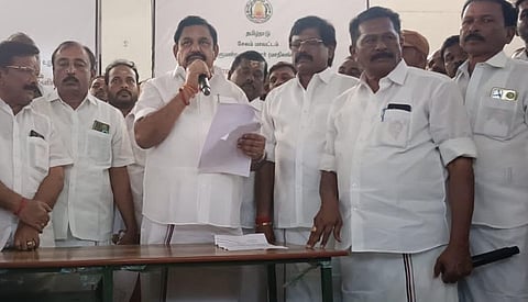 எடப்பாடி ஊராட்சி ஒன்றிய அலுவலகத்தில் நடைபெற்ற நிகழ்ச்சியில் கலந்து கொண்ட அதிமுக பொதுச் செயலாளர் பழனிசாமி.