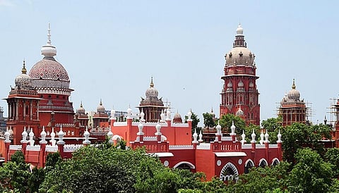 பணிப்பெண்ணை கொடுமைப்படுத்தியதாக வழக்கு: பல்லாவரம் திமுக எம்எல்ஏ மகன், மருமகள் 2 வாரங்களில் ஆஜராக உத்தரவு