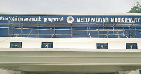 நகராட்சி பெண் ஆணையருடன் வாக்குவாதம்: அதிமுக எம்.எல்.ஏ உட்பட 28 பேர் மீது வழக்கு
