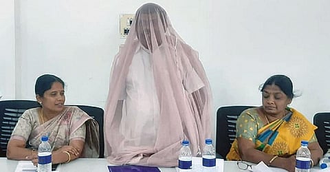 திருமுருகன்பூண்டி நகராட்சி கூட்டத்தில் கொசு வலை போர்த்தி பங்கேற்ற கவுன்சிலர்
