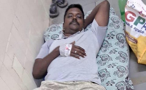 புதுச்சேரி அரசு மருத்துவமனையில் ஏ.எஸ்.ஐ-க்கு தரையில் படுக்க வைத்து சிகிச்சை: அமைச்சர் தலையீட்டால் படுக்கைக்கு மாற்றம்