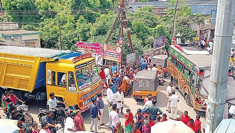தேரோடும் வீதியில் தினம் தினம் போராடும் மக்கள் - சுவாமிமலையில் சாலையில் நிறுத்தப்படும் வாகனங்கள்!