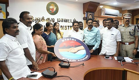 தூத்துக்குடி மாவட்ட ஆட்சியர் அலுவலகத்தில் நடைபெற்ற நிகழ்ச்சியில் 'தூத்துக்குடி இடுக்கண் களைவோம்' புதிய இணையதளத்துக்கான இலட்சினையை கனிமொழி எம்பி வெளியிட்டார். உடன் அமைச்சர்கள் கீதாஜீவன், அனிதா ராதாகிருஷ்ணன் உள்ளிட்டோர். | படம்: என்.ராஜேஷ்
