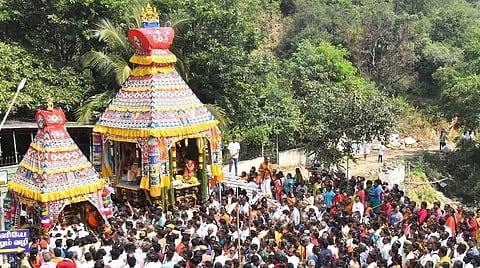 தைப்பூசத் திருவிழாவையொட்டி மருதமலை சுப்பிரமணிய சுவாமி கோயிலில் நடந்த தேரோட்டத்தில் கலந்து கொண்ட பக்தர்கள் | படங்கள்: ஜெ.மனோகரன்