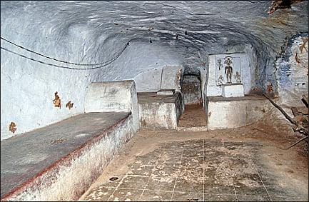 கழுகுமலை மீதுள்ள சமணர் பள்ளி.