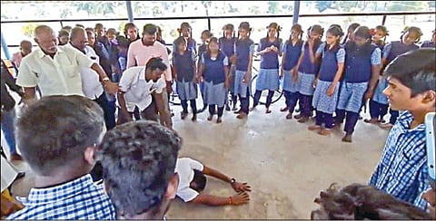 அரசுப் பள்ளியில் ஏற்பட்ட பிரச்சினைக்காக மாணவர்கள் முன்பு தரையில் விழுந்து கும்பிட்டு மன்னிப்பு கேட்ட பாமக எம்எல்ஏ அருள்.