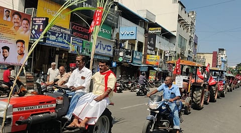 புதுச்சேரியில் அனைத்து தொழிற்சங்கங்கள், விவசாய சங்கங்கள், விவசாய தொழிலாளர் சங்கங்களின் சார்பில் டிராக்டர் மற்றும் இருசக்கர வாகன பேரணி இன்று நடைபெற்றது.