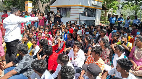 புதுச்சேரியில் பள்ளி முன்னாள் மாணவர்கள் இன்று நடத்திய போராட்டம்.