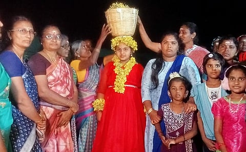 வேடசந்தூர் அருகே கோட்டூர் கிராமத்தில் நடந்த விழாவில் நிலாப்பெண்ணை அழைத்துவரும் பெண்கள்.