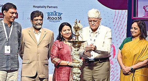 ‘தி இந்து’ குழுமத்தின் 12-ம் ஆண்டு இலக்கிய திருவிழாவை மேற்கு வங்க முன்னாள் ஆளுநர் கோபாலகிருஷ்ண காந்தி, குத்துவிளக்கேற்றி சென்னையில் நேற்று தொடங்கி வைத்தார். உடன் ‘தி இந்து’ குழுமத்தின் தலைவர் நிர்மலா லஷ்மண், தலைமை செயல் அலுவலர் (வெளியீட்டுப் பிரிவு) எல்.வி.நவ்நீத், ‘தி இந்து’ ஆங்கில நாளிதழ் ஆசிரியர் சுரேஷ் நம்பத், ஜி ஸ்கொயர் தலைமை அலுவலர் (விற்பனைப் பிரிவு) லதா அரங்கநாதன் ஆகியோர்.
