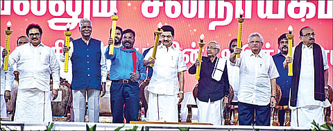 திருச்சியில் நேற்று நடைபெற்ற விடுதலை சிறுத்தைகள் கட்சி மாநாட்டில் ஜனநாயக சுடர்களை ஏந்திய முதல்வர் மு.க.ஸ்டாலின், விசிக தலைவர் திருமாவளவன் மற்றும் கூட்டணி கட்சித் தலைவர்கள். படம்: ர.செல்வமுத்துகுமார்