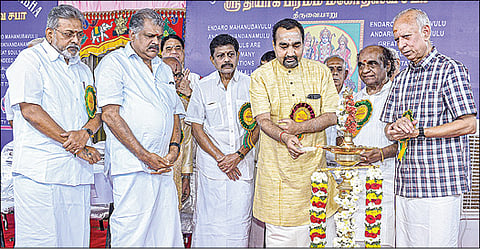 திருவையாறில் நேற்று தியாகராஜரின் 177-வது ஆண்டு ஆராதனை விழாவை குத்துவிளக்கேற்றி தொடங்கிவைத்த சிட்டி யூனியன் வங்கி தலைவர் என்.காமகோடி. உடன், தியாகப் பிரம்ம சபா தலைவர் ஜி.கே.வாசன் உள்ளிட்டோர். படம்: ஆர்.வெங்கடேஷ்