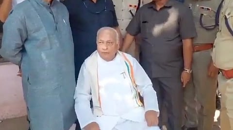 தர்ணாவில் ஈடுபட்டுள்ள ஆளுநர்
