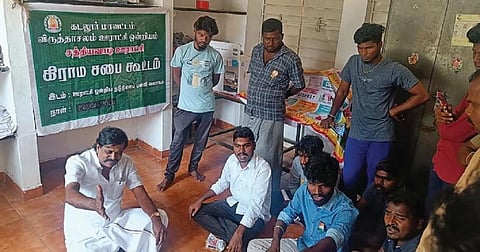 விருத்தாசலம் அடுத்த சத்தியவாடி ஊராட்சியில் நடந்த கிராம சபைக் கூட்டத்தில், வார்டு உறுப்பினர்கள், ஊராட்சி செயலர் இல்லாமல் பங்கேற்ற ஊராட்சி தலைவரிடம் வாக்குவாதம் செய்யும் கிராம இளைஞர்கள்.