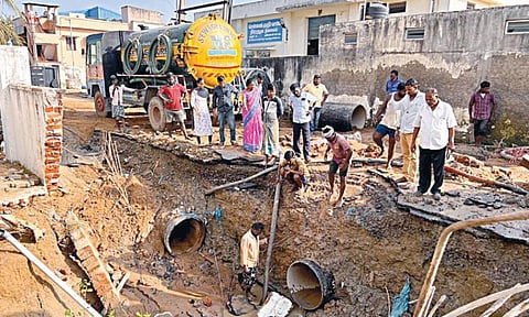பெருங்குடியில், 184-வது வார்டு, வீரபாண்டிய கட்டபொம்மன் தெருவில் உடைந்த ராட்சத குடிநீர் குழாயை சீரமைக்கும் பணியில் ஈடுபட்டுள்ள சென்னை குடிநீர் வாரிய பணியாளர்கள்.