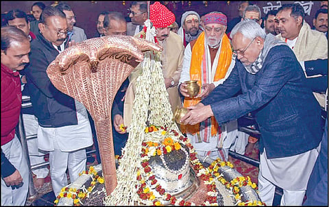 பிஹார் மாநிலம் பக்சாரில் உள்ள பிரம்மேஸ்வர் கோயிலில் நேற்று வழிபாடு நடத்திய முதல்வர் நிதிஷ் குமார். உடன் மத்திய அமைச்சர் அஷ்வனிகுமார் சவுபே உள்ளிட்டோர். படம்: பிடிஐ