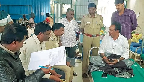 குடியாத்தம் அரசு மருத்துவமனையில் சிகிச்சை பெற்ற பாஜக நிர்வாகி யிடம் விசாரணை நடத்திய காவல் துறையினர்.