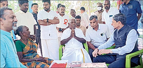 நாகை மாவட்டம் கீழ்வெண்மணியைச் சேர்ந்த தியாகி பழனிவேலை நேற்று சந்தித்துப் பேசிய தமிழக ஆளுநர் ஆர்.என்.ரவி.