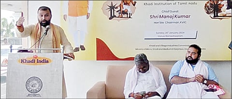 ராமேசுவரத்தில் நடைபெற்ற நிகழ்ச்சியில் பேசிய தேசிய காதி மற்றும் கிராமத் தொழில்கள் ஆணையத் தலைவர் மனோஜ்குமார்.