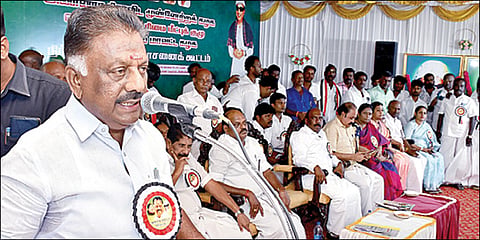 திண்டுக்கல்லில் நடந்த அதிமுக தொண்டர்கள் உரிமை மீட்புக் கூட்டத்தில் பேசிய முன்னாள் முதல்வர் ஓ.பன்னீர்செல்வம் | படம்: நா.தங்கரத்தினம்