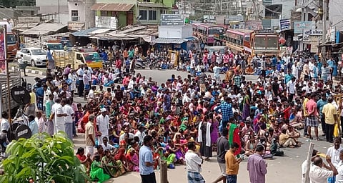மலைக்கிராமங்களுக்கு சாலை அமைத்து தரக்கோரி கோபிநாதம்பட்டி கூட்டுரோடில் சாலை மறியலில் ஈடுபட்ட கலசப்பாடி கிராம மக்கள்