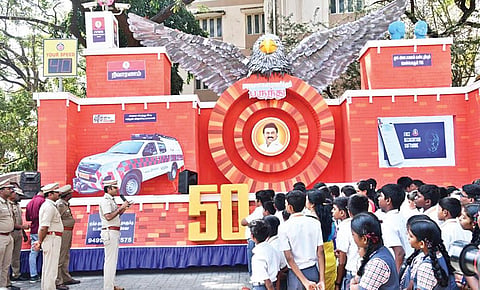 பொதுமக்களுக்கான காவல் துறையின் பல்வேறு திட்டங்கள் குறித்து மாணவர்களுக்கு எடுத்துரைக்கும் இணை ஆணையர் தர்மராஜன், துணை ஆணையர் தேஷ்முக் சேகர் சஞ்சய்.